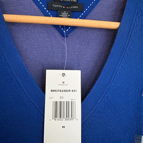 Tommy Hilfiger Women’s V-Neck Sweater in Lightweight Blue Pima Cotton - Picture 2 of 5